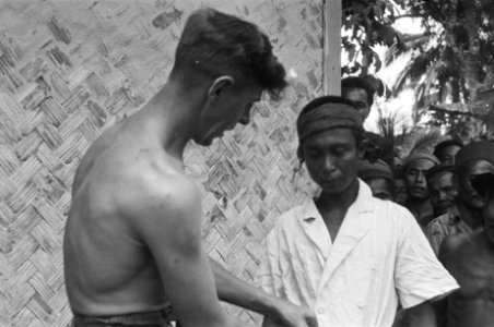Padang Een Nederlands Rode Kruisteam begaf zich onmiddellijk naar Pasar Oesang,, Bestanddeelnr 323-2-6