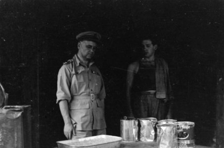 Padang. U-Brigade generaal Kruls in de keuken van een kampenement, Bestanddeelnr 4964