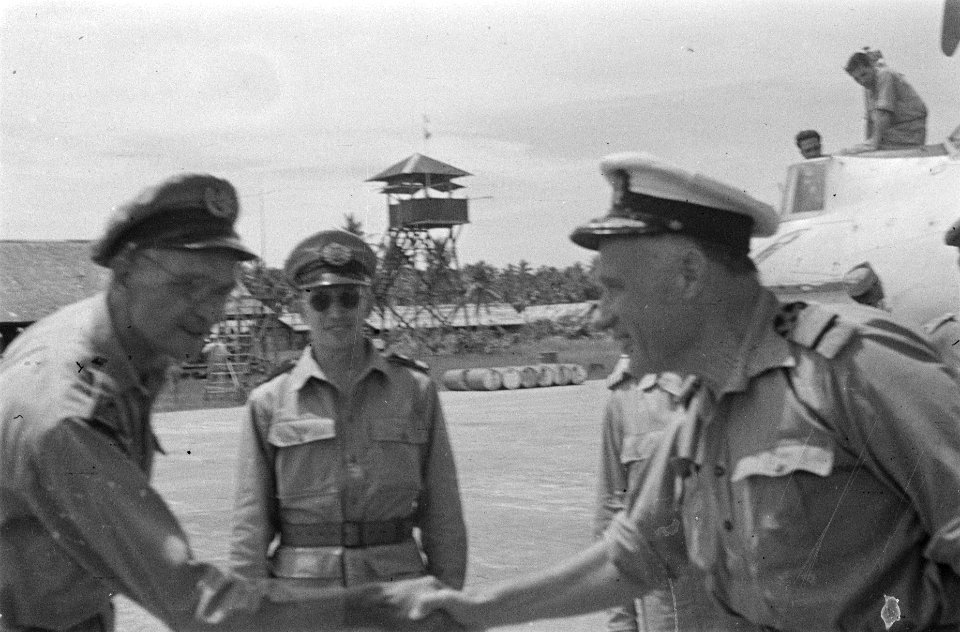 Padang. Vice-admiraal A.S. Pinke wordt op een vliegveld begroet door een Binnen…, Bestanddeelnr 435-5-2