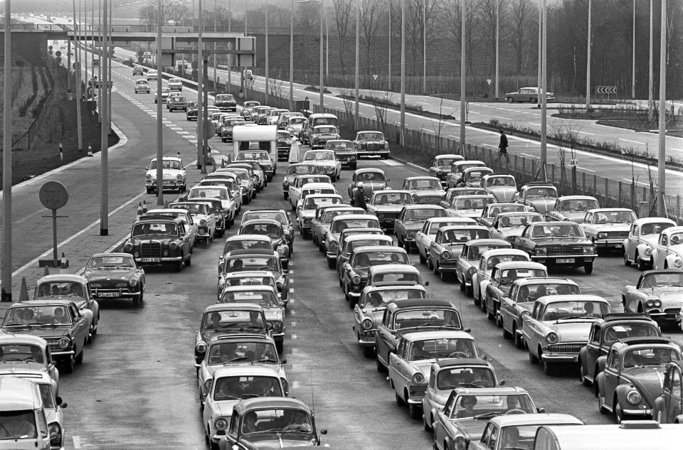 Paasdrukte bij doorlaatpost Berg bij Zevenaar, autos zes rijen dik, Bestanddeelnr 919-0117