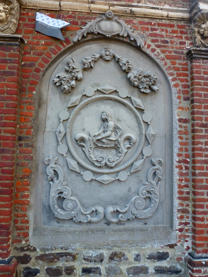 Oxelaëre (Nord, Fr) église, extérieur, relief Ste Cécile
