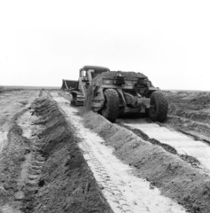 Ontginning, grondbewerking, egaliseren, bezanden, ladende scraper, De Wilreit, Bestanddeelnr 159-0573