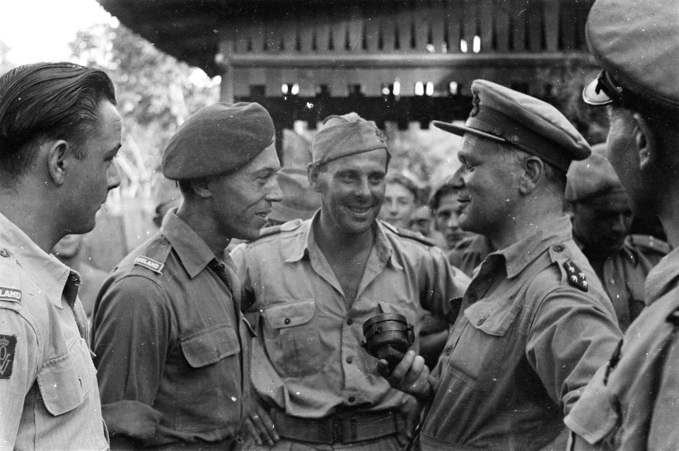 Padang. U-Brigade Generaal Kruls spreekt met oorlogsvrijwilligers van het bat, Bestanddeelnr 4939