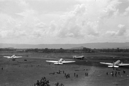 Overzicht van het vliegveld te Djokja vanuit de 'Control Tower', Bestanddeelnr 5127