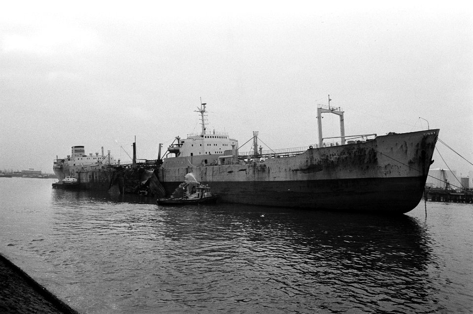 Ontploffing aan boord van Noorse tanker in haven van Rotterdam, groot gat in zij, Bestanddeelnr 926-1909