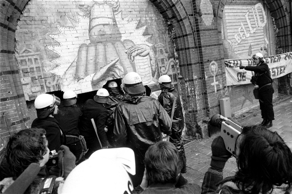 Ontruiming Grote Wetering , vandaag is kraakpand in Amsterdam ontruimd door ME e, Bestanddeelnr 931-1861