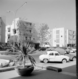 Overzicht van gebouwen en geparkeerde auto's, Bestanddeelnr 255-1716