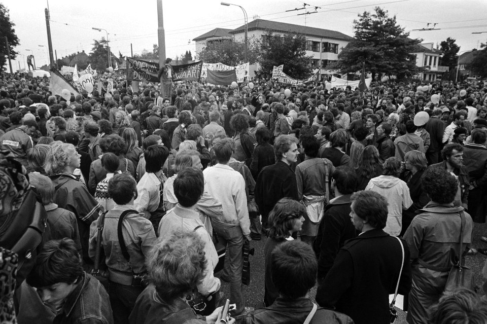 Overzicht van de demonstratieve optocht, Bestanddeelnr 931-7054