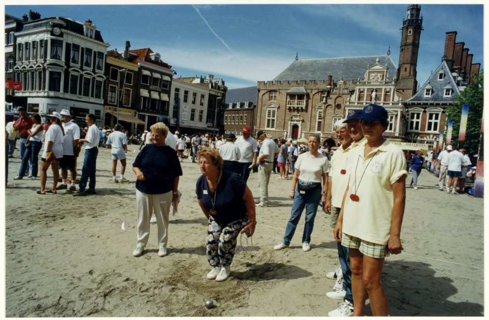 Pétanque toernooi op de onder een laagje zand bedolven grote Markt