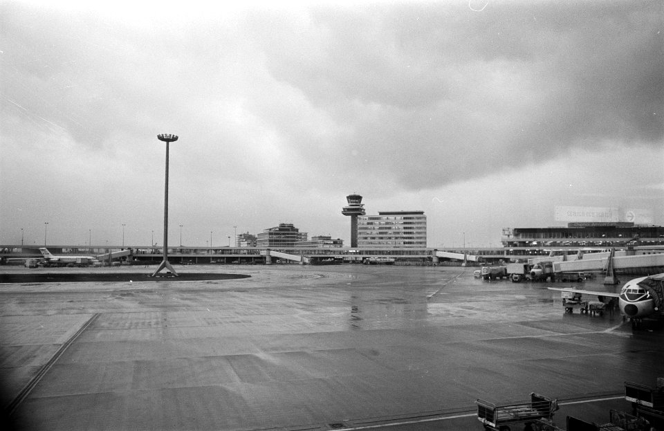 Overzicht platform op Schiphol, Bestanddeelnr 927-7179