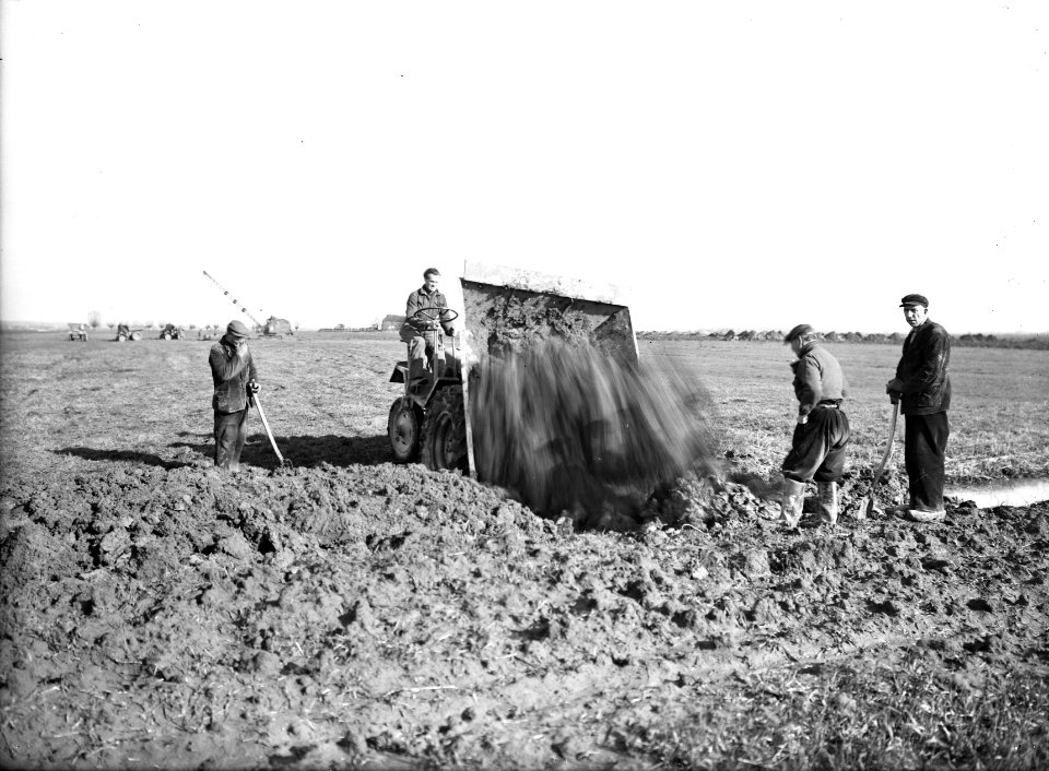 Ontginning, grondbewerking, egaliseren, bezanden, dumpers, arbeiders, Bestanddeelnr 159-0053