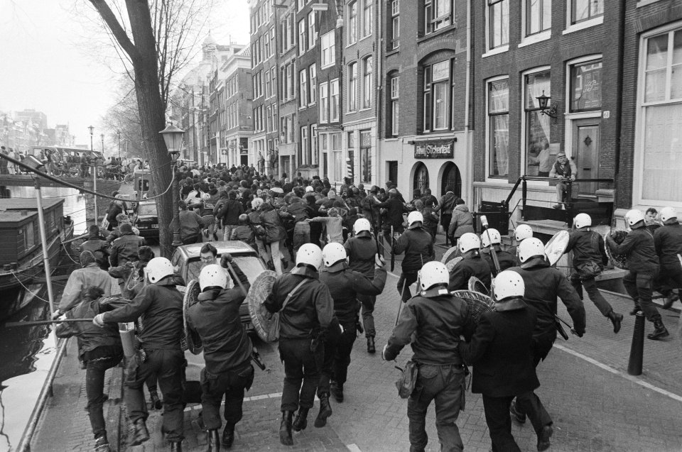 Ontruiming kraakpand Singel 114 in Amsterdam ME-er voert charge uit op Singel, Bestanddeelnr 933-9457