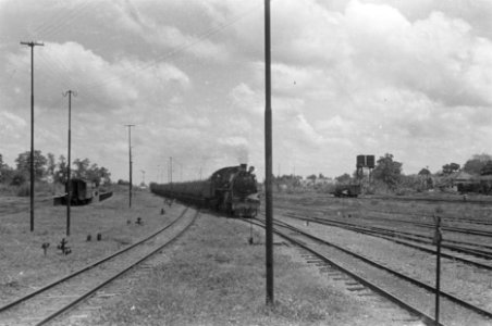 Palembang. De eerste kolentrein van de Boekit Asam mijnen arriveerde op 20 augus, Bestanddeelnr 347-4-1