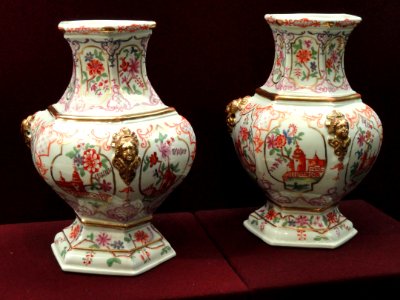 Pair of vases, c. 1725-1730, Du Paquier factory, hard-paste porcelain, overglaze enamels, gilding - Gardiner Museum, Toronto - DSC00968