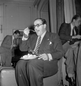 Oranjehaven, de Engelandvaarders club in Londen. Man eet met bord op schoot, Bestanddeelnr 935-2588
