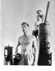 Onderzeeboot Hr. Ms. O21. Commandant luitenant ter zee J.F. van Dulm, op de br, Bestanddeelnr 935-0309