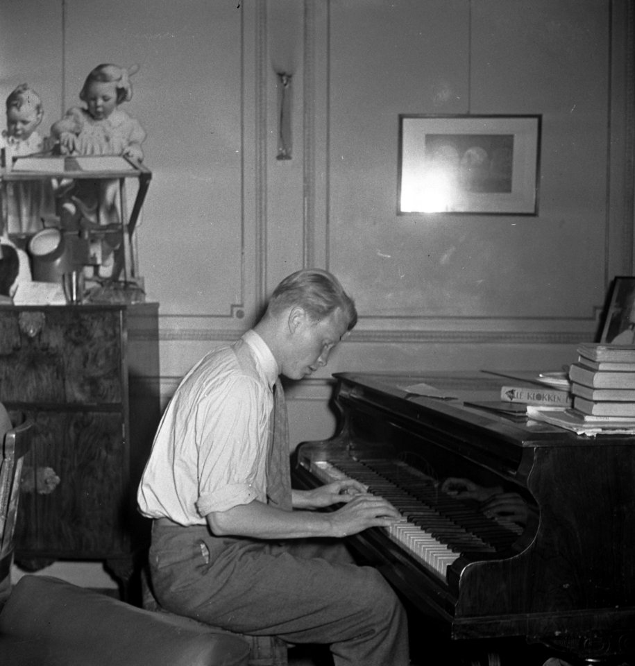 Oranjehaven, de Engelandvaarders club in Londen Man speelt piano Mr CPK Win, Bestanddeelnr 935-2580