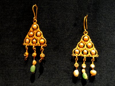 Pair of Earrings, 600s AD, Early Byzantine, gold, pearls, glass, and emeralds - Cleveland Museum of Art - DSC08327
