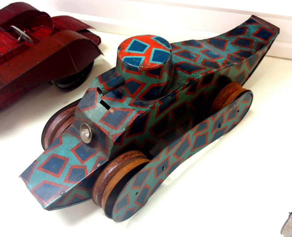 Old WWI tin toy tank, photo 1