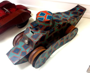 Old WWI tin toy tank, photo 1