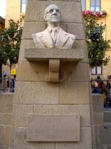 Olite - Monumento a Manuel Carrera-Díez