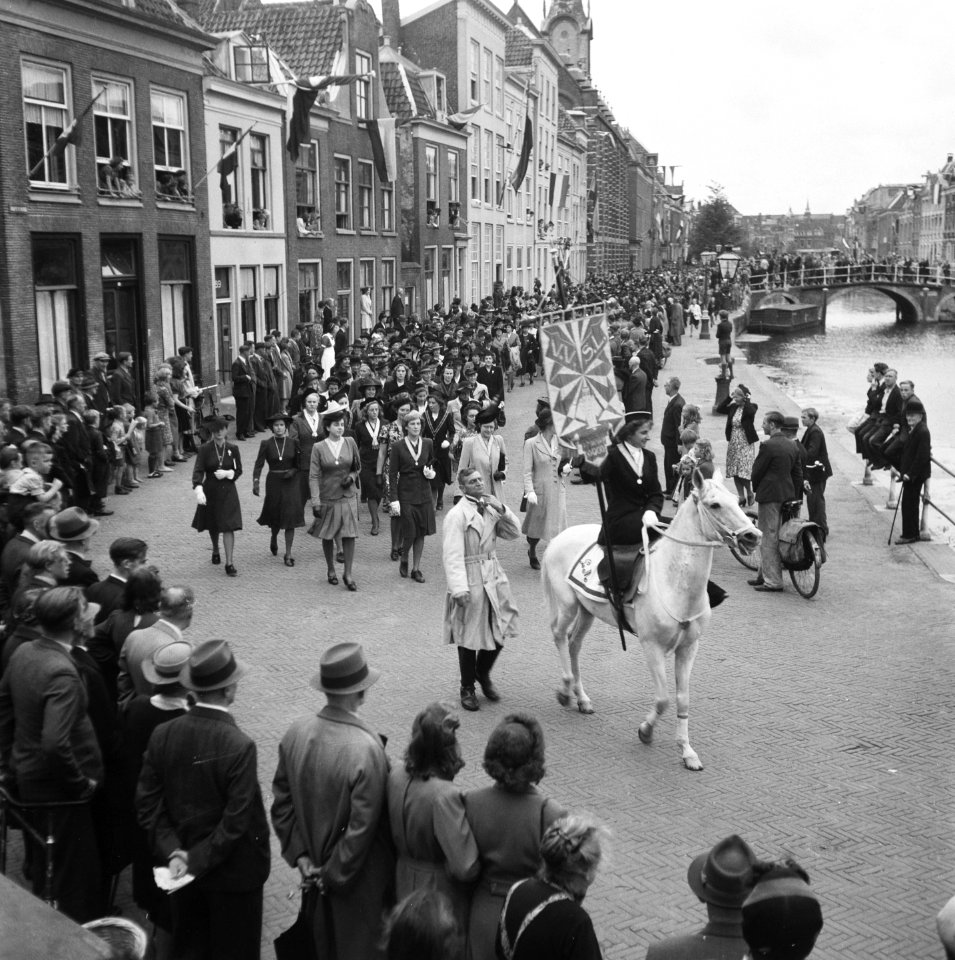 Optocht door de binnenstad van Leiden. Leden van de VVSL voorafgegaan door een v, Bestanddeelnr 900-7906