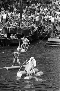Opnamen Vlieg er eens uit in Enkhuizen door TROS TV over het water lopen op , Bestanddeelnr 928-6351