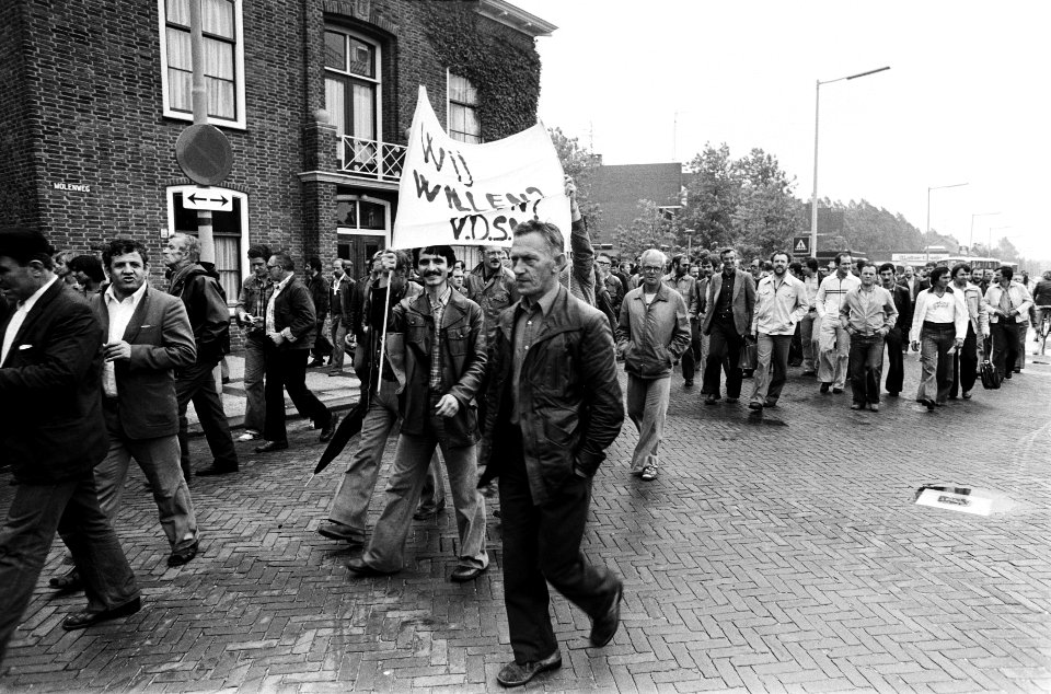 Optocht door Rozenburg met spandoeken, o.a. Wij willen VDSM, Bestanddeelnr 930-3083