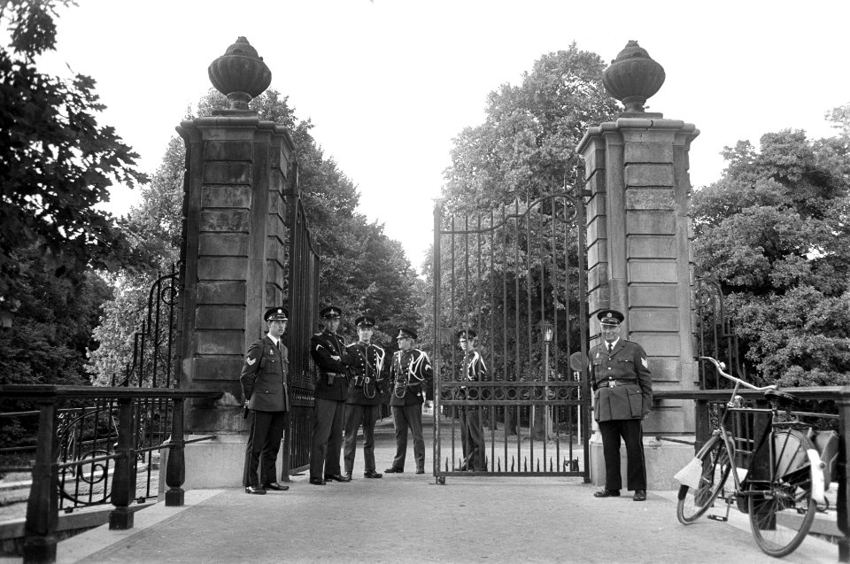 Paleis Huis ten Bosch , Den Haag , wordt bewaakt i.v.m. aanstaand bezoek preside, Bestanddeelnr 923-8041
