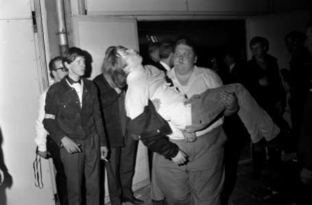 Optreden Rolling Stones in Houtrusthallen te Den Haag speciaal mannetje om flauw, Bestanddeelnr 920-2347