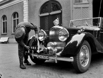 Paleis Soestdijk Interieurs en intern personeel. Bentley sportwagen van prins Be, Bestanddeelnr 901-8029