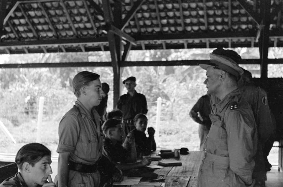 Palembang. Y-Brigade generaal Kruls spreekt met een soldaat, Bestanddeelnr 4989