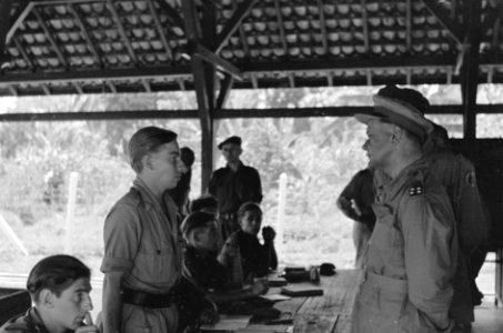 Palembang. Y-Brigade generaal Kruls spreekt met een soldaat, Bestanddeelnr 4989
