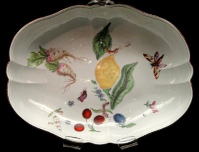 Pair of dishes, dish 2, c. 1752-1758, Chelsea, glassy soft-paste porcelain, overglaze enamels - Gardiner Museum, Toronto - DSC00855