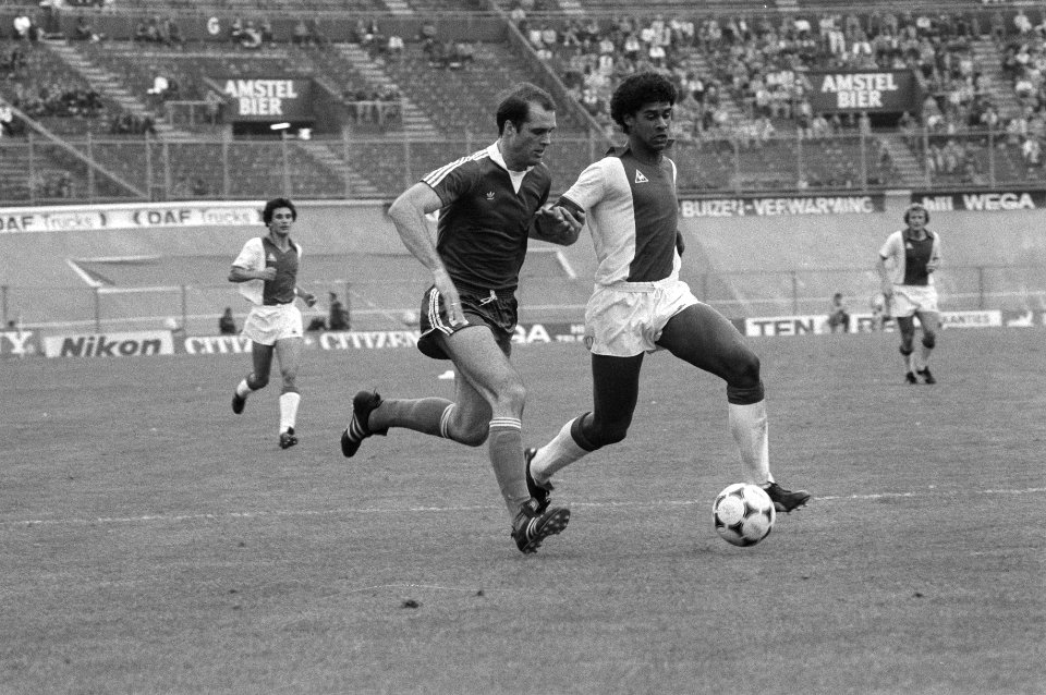 Om de derde en vierde plaats Ajax - AZ 67. Rijkaard (rechts) in duel met Metgod, Bestanddeelnr 931-6180