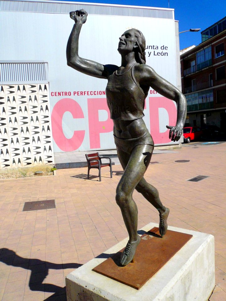 Palencia - Estatua de Marta Domínguez 1