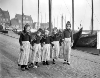 Opnamen in Volendam (familie) kinderspel, Bestanddeelnr 906-1868
