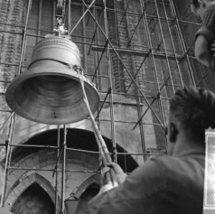 Ophijsen van een van de klokken van het carillon, Bestanddeelnr 918-3008