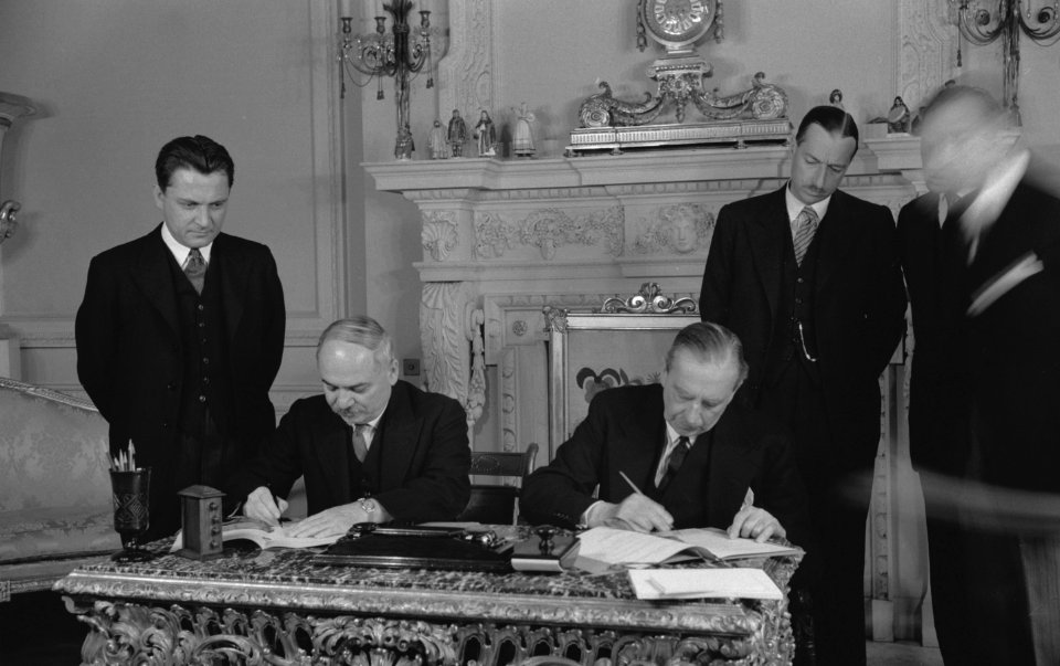 Ondertekening van een overeenkomst tussen Nederland en de Sovjet-Unie op de Russ, Bestanddeelnr 935-1825