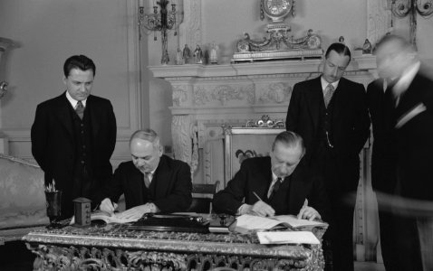 Ondertekening van een overeenkomst tussen Nederland en de Sovjet-Unie op de Russ, Bestanddeelnr 935-1825