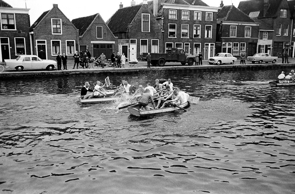 Ontgroening te Delft Een groep groenen in gevecht met de bemanning van tegenpar, Bestanddeelnr 915-5456