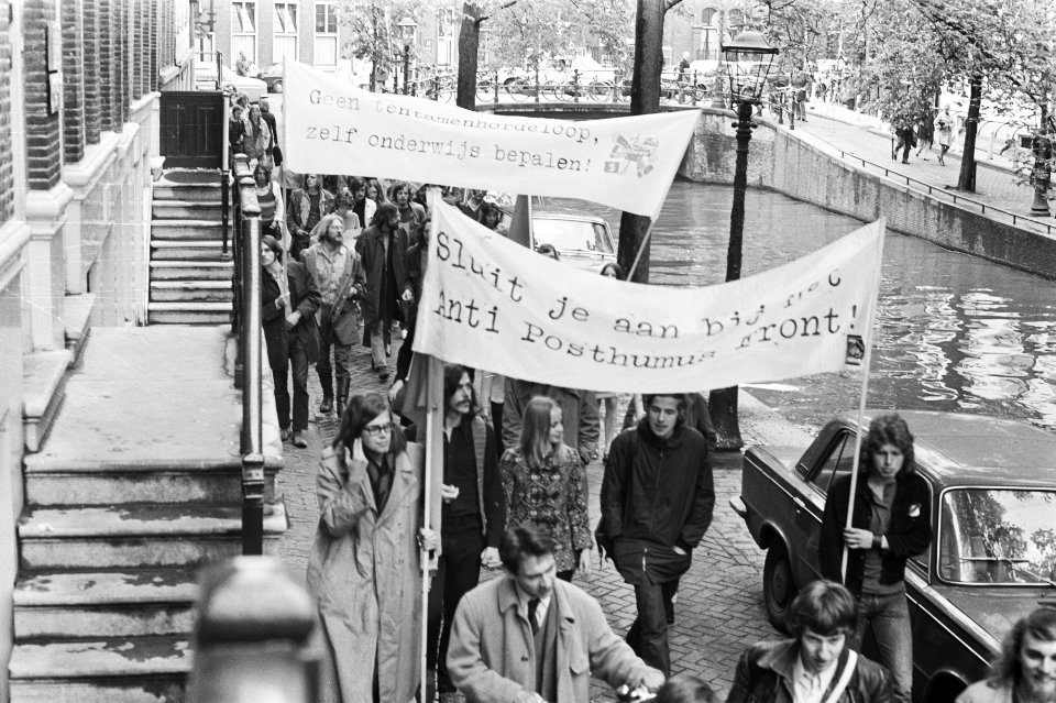 Optocht met spandoeken, Bestanddeelnr 924-5936