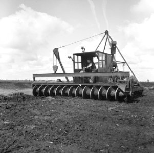 Ontginning, grondbewerking, egaliseren, bezanden, ruilverkavelingen, egaliseerma, Bestanddeelnr 159-0463