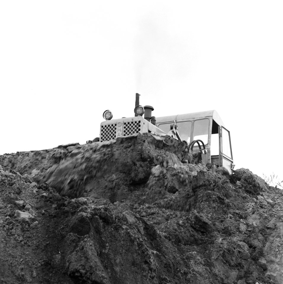 Ontginning, grondbewerking, egaliseren, bezanden, bulldozers, autolaadputten, De, Bestanddeelnr 159-0570