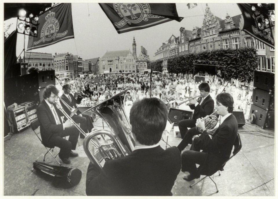 Optreden van het Haarlems Koper Kwartet tijdens de Manifestatie Haarlem Open Stad. NL-HlmNHA 54015365br26442K