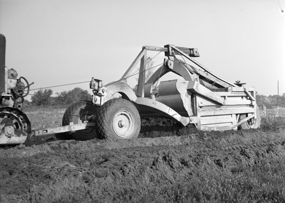 Ontginning, grondbewerking, egaliseren, bezanden, scrapers met trekker, Bestanddeelnr 159-0223