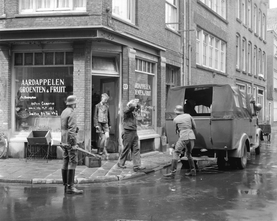 Opnamen voor de Anne Frankfilm in de Staalstraat te Amsterdam, scene waarin de g, Bestanddeelnr 909-7466