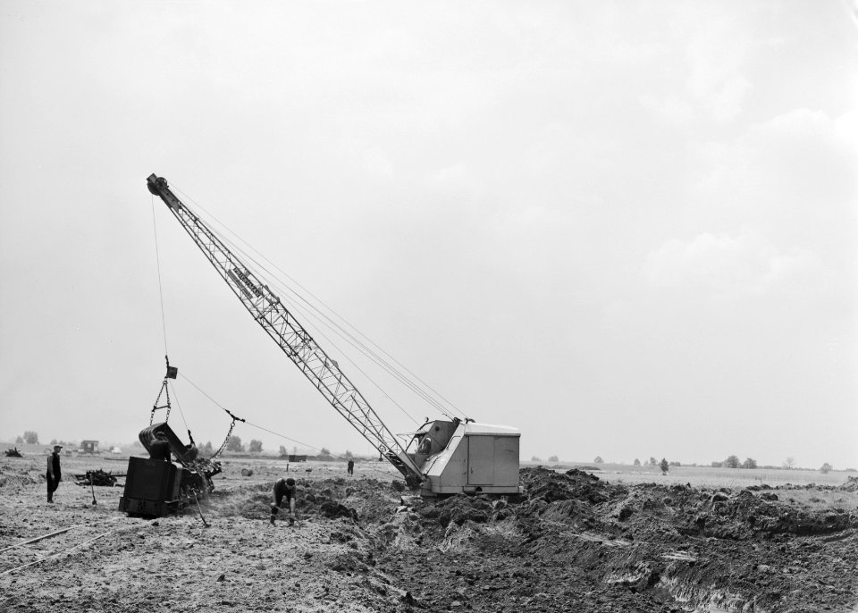 Ontginning, grondbewerking, egaliseren, bezanden, draglines, arbeiders, kipkarre, Bestanddeelnr 159-0204