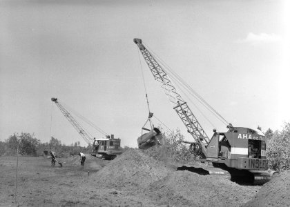 Ontginning, grondbewerking, egaliseren, bezanden, draglines, arbeiders, wateregg, Bestanddeelnr 159-0491