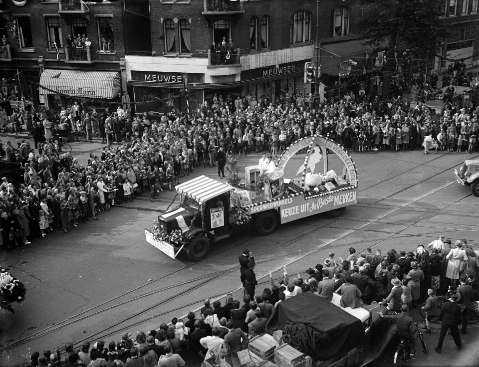 Optocht van Nederlands Fabrikaat uit Handel, Industrie en Verkeer (foto Raadhuis, Bestanddeelnr 900-0111